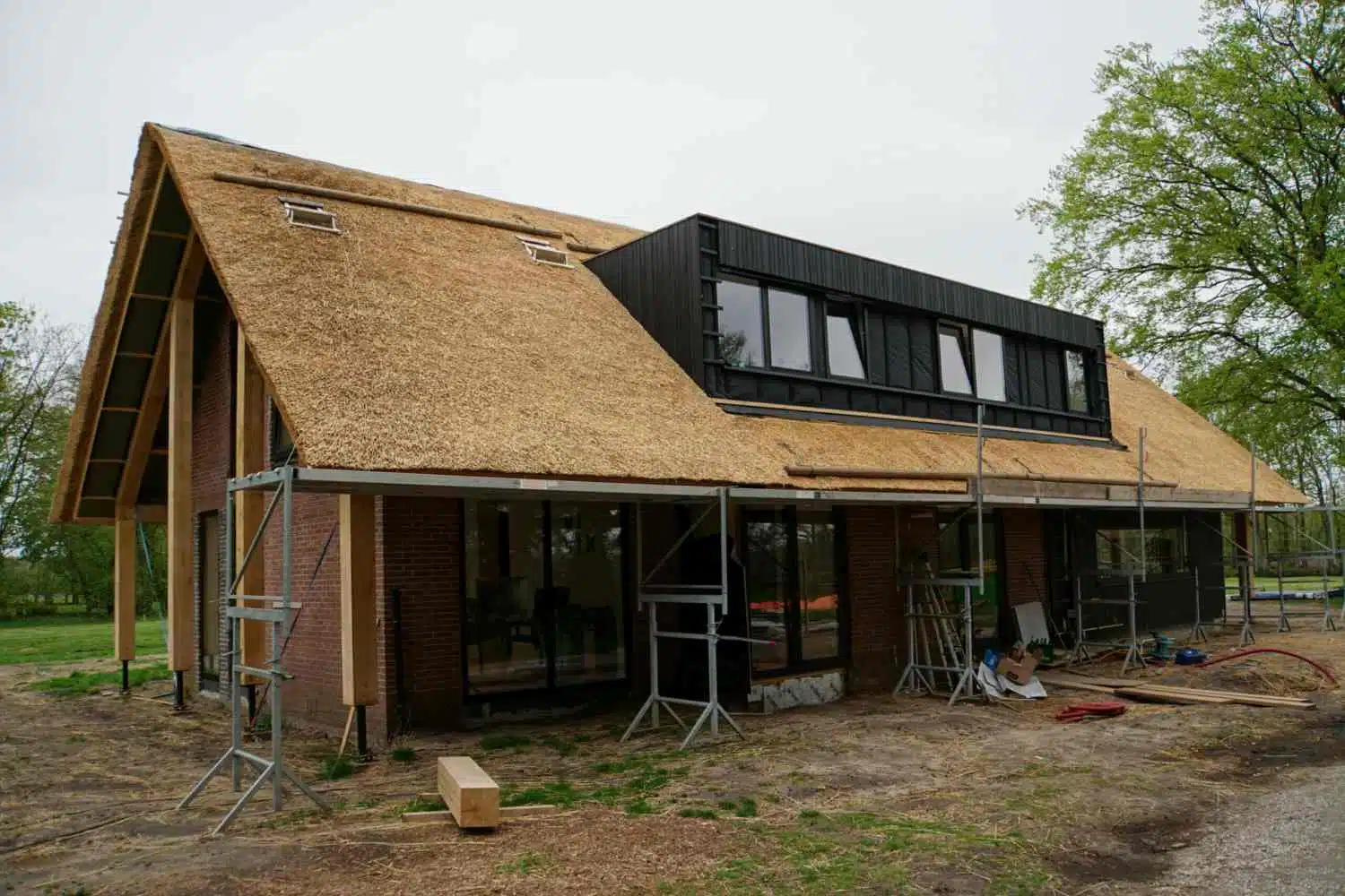 Inspectie van rieten dak en constructie door Subhan ingenieursbureau