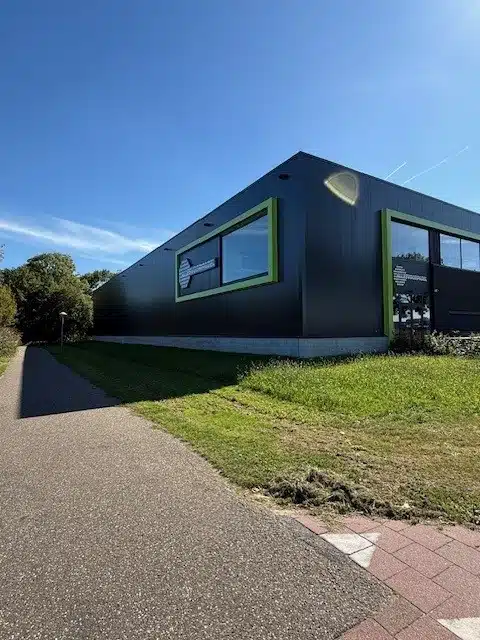 Achterzijde van het door Subhan gerealiseerde nieuwbouw bedrijfspand van Padelbouw