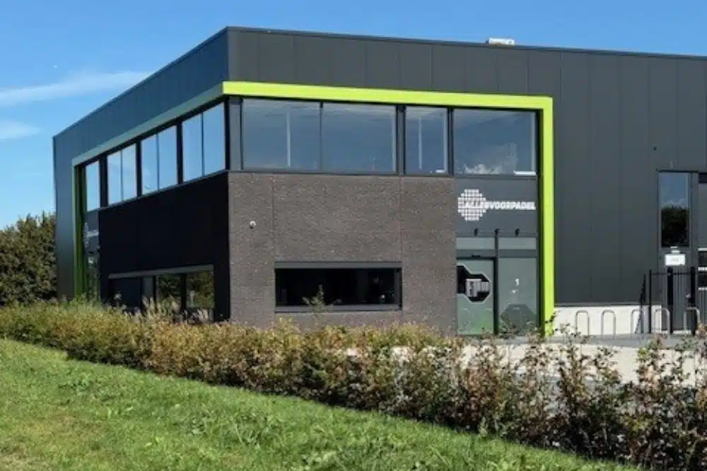 Nieuwbouw kantoor en bedrijfshal van Padelbouw met grote raampartijen.