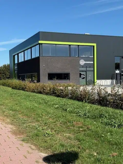 Moderne gevel van het door Subhan gebouwde pand voor Padelbouw in Lelystad