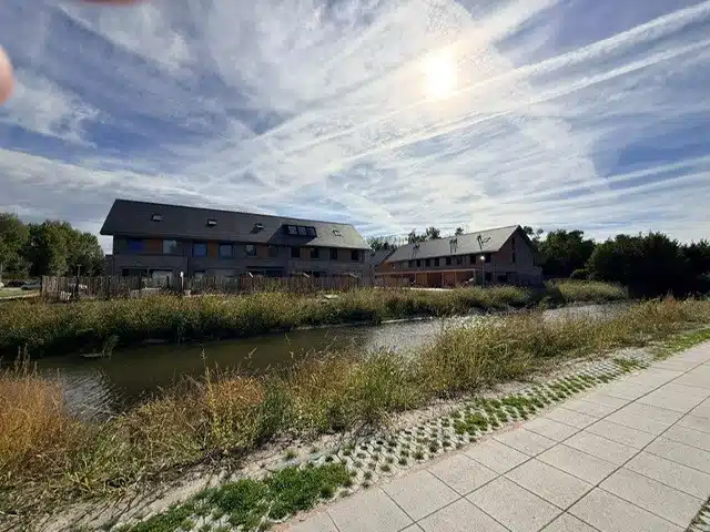 Moderne gezinswoningen aan de waterkant in Almere