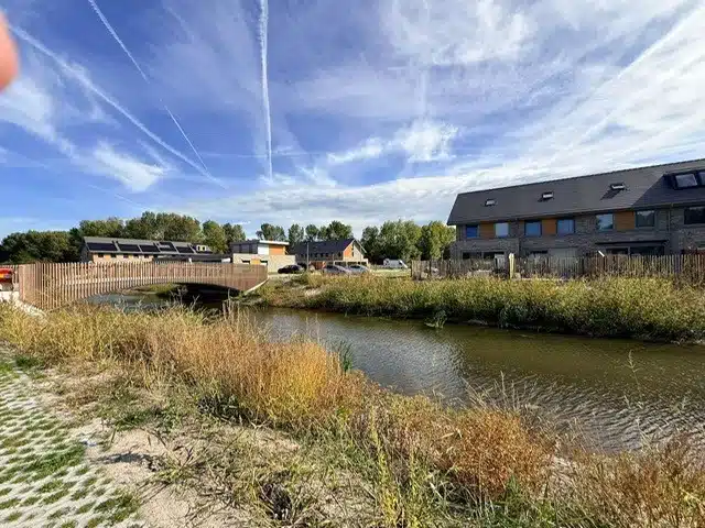 Woonwijk aan het water in Almere met duurzame bouwstijl