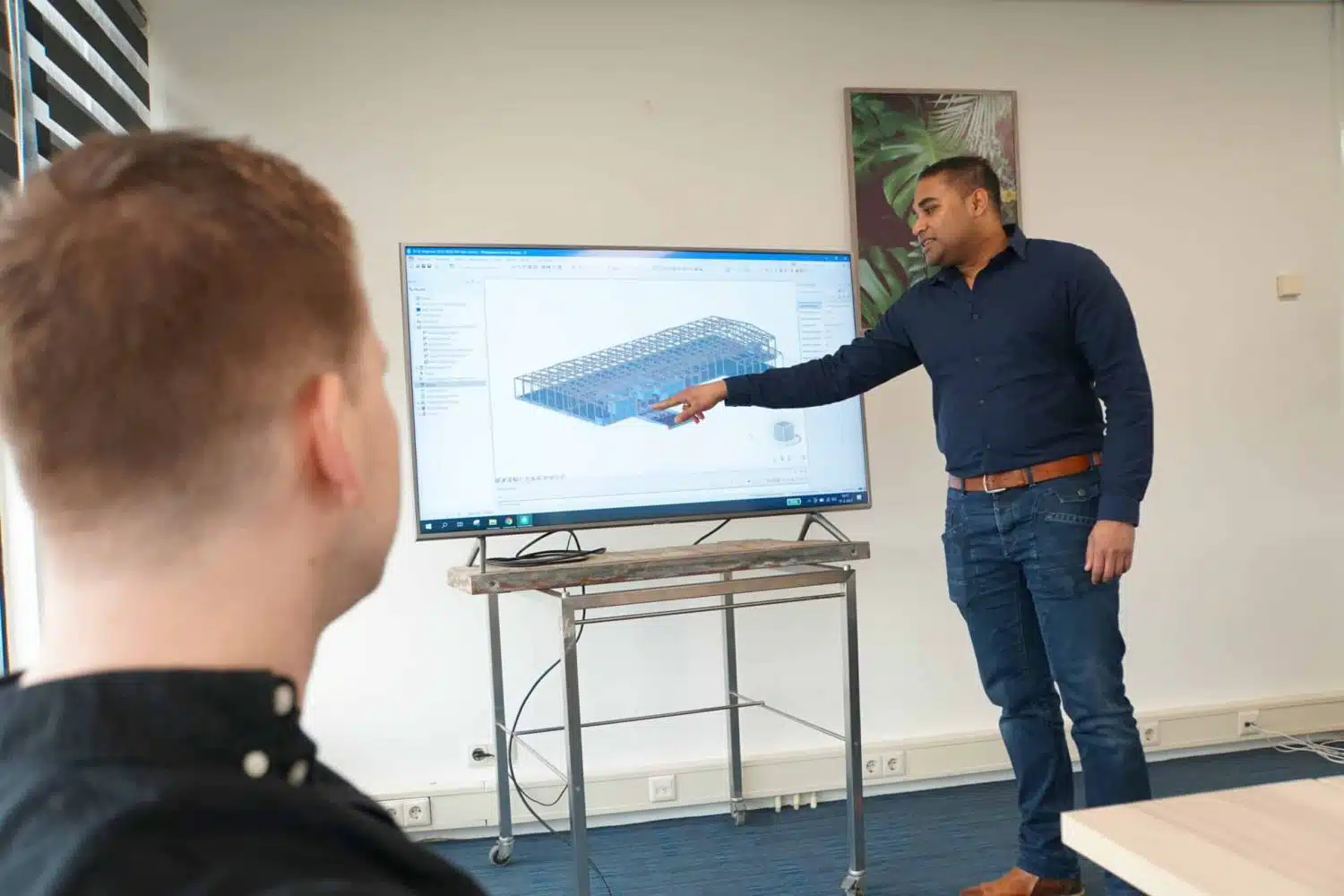 Constructeur presenteert 3D bouwkundig model op groot scherm bij Subhan Ingenieursbureau