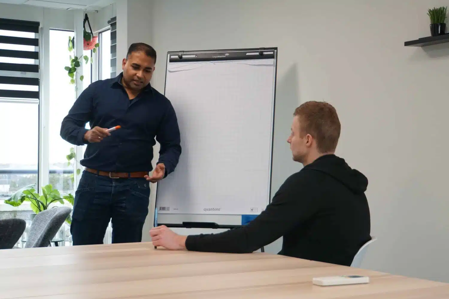 Uitlegmoment over technische bouwdetails op kantoor