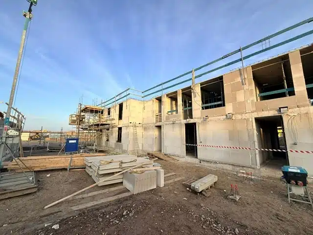 Bouwfoto van rijwoningen in Central Park Almere