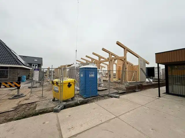 Nieuwbouw villa Urk met zicht op constructieve houtbouw tijdens de uitvoeringsfase