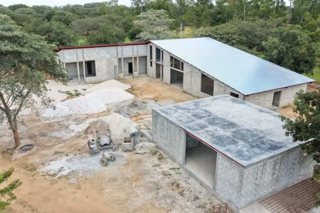 Bouwplaats villa Lusaka met betonmolen en staalconstructie, engineering door Subhan ingenieursbureau in Zambia.