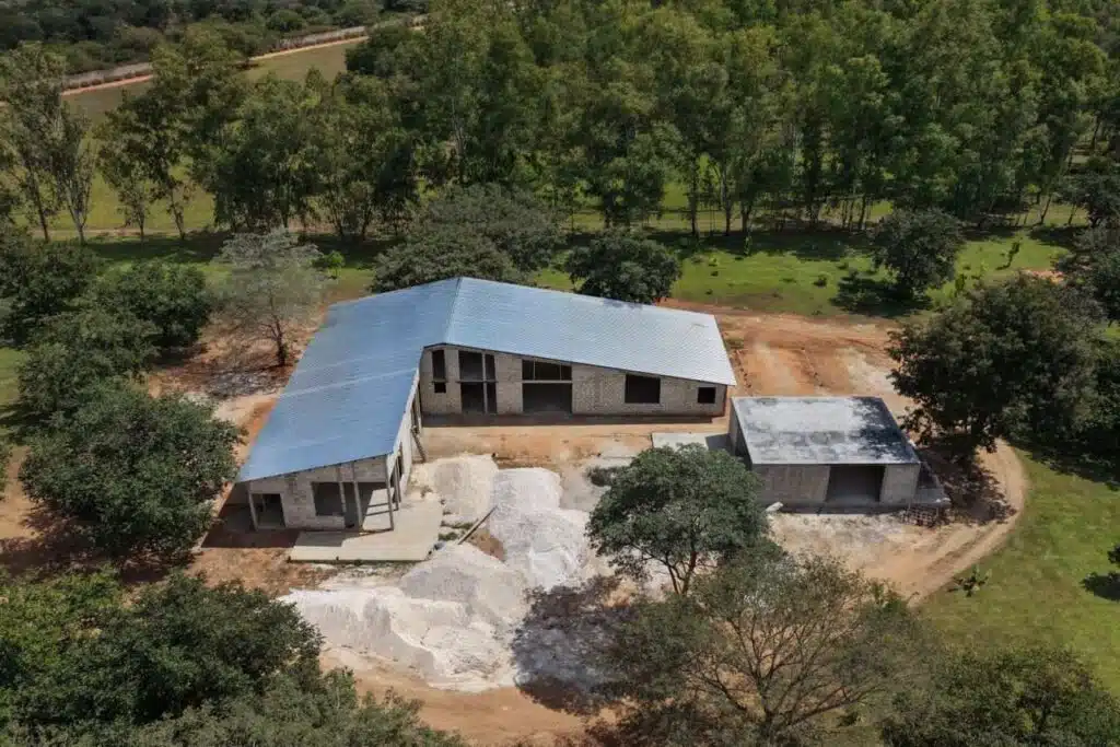 Luchtfoto van nieuwbouwvilla in Lusaka Zambia met blauw dak, constructief ontwerp door Subhan ingenieursbureau.