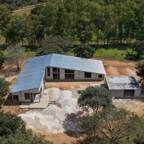 Luchtfoto van nieuwbouwvilla in Lusaka Zambia met blauw dak, constructief ontwerp door Subhan ingenieursbureau.